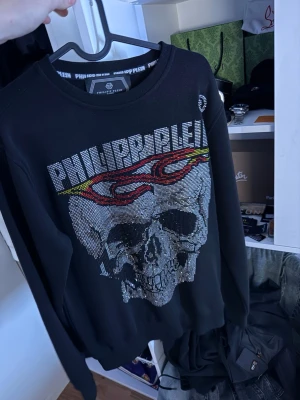 Philipp Plein svart sweatshirt med strass - Svart sweatshirt från Philipp Plein med Platinum Cut, storlek s passar m. nyskick. Nypris 11,000kr tar även byten