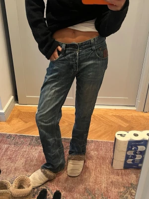 Jeans - Sjukt najsa blå vintage jeans som är lite mer avslappnade 😆 har även en cool rutig kant på insidan som man kan vända ut! Köptes secondhand men använt kanske 3 ggr sen dess 