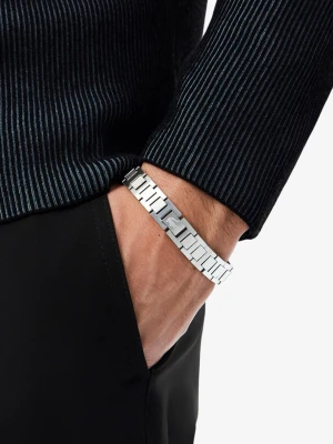 Silverfärgat armband från Lacoste - Stilrent armband i silverfärgat rostfritt stål från Lacoste. Armbandet har en länkdesign med geometriska detaljer och ingraverad Lacoste-logga. Perfekt accessoar för en modern och clean look. Du kan ändra storleken om du tar den till en smycken affär.