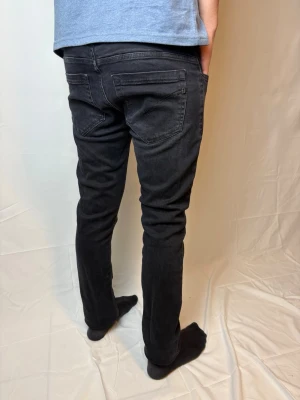 Dondup George jeans svarta  - Skick: 9/10 snygg passform new season som syns på badgen! Modellen är 174cm och väger 63kg!           Plagg nummer: 42