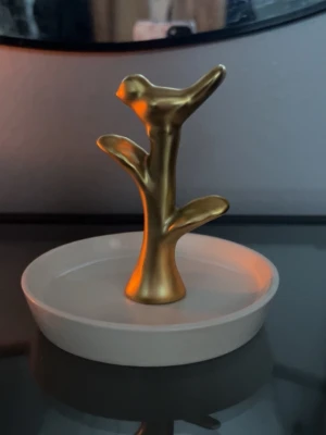 Smyckesfat  - Ett fint smyckesfat med en guldfågel. Passar perfekt för snoddar små hårklämmor armband ringar och halsband. Skriv för fler bilder 