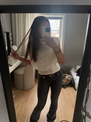 CREPE TOP GINA - Säljer denna toppen från Gina! Passar inte mig så den är aldrig använd och har lappar kvar. Pris kan diskuteras🫶