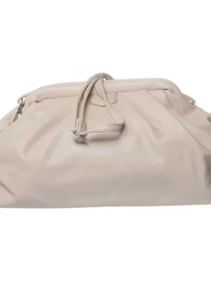 dumplingväska - Stilren beige dumplingväska med mjuk, slät yta och avtagbart handtag. Väskan har en klassisk rektangulär form och silverfärgade metalldetaljer. Perfekt för dig som gillar minimalistisk design och neutrala färger.