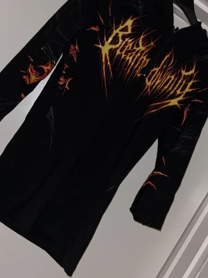 Breathdivinity inferno  - Säljer en fin tröja från breathdivinity. Utmärkt skick och kvitto finns. 