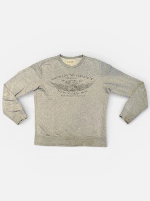 Grå tröja från Ralph Lauren - Snygg grå sweatshirt från Denim & Supply med tryck framtill i vintage-stil. Tröjan har rund halsringning, långa ärmar och ribbade muddar vid ärmslut och nederkant. Perfekt till jeans för en avslappnad look.