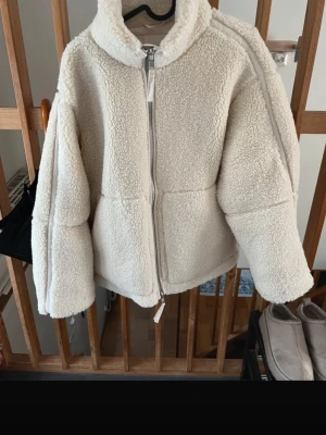 Teddyjacka H&M - Lånade bilder. Säljer denna jättefina teddyjacka från H&M❣️ den är lite oversized, inga defekter förutom lappen man hänger upp den i men ingenting som syns🥰pris går att diskutera vid snabb affär!