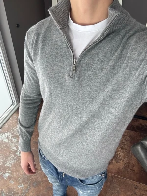 Grå halvzip tröja i ullmix - Riktigt snygg halfzip tröja från OSCAR JACOBSON i storlek S, sitter som Slim fit, tunn