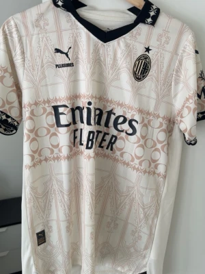 AC Milan limited edition  - Säljer en AC Milan limited edition tröja med Rafael leao på ryggen. Storlek m men passar även S. PRISET diskuteras