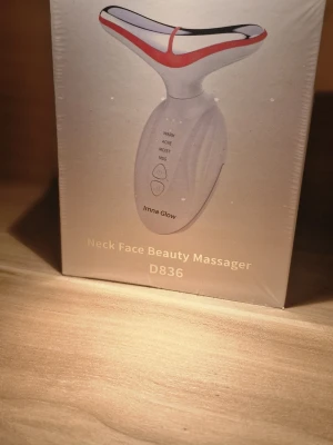 Neck Face Beauty Massager D836 – Imna Glow - Ge dig själv en stund av lugn och egenvård hemma 💆 ♀️  Helt ny och oöppnad ansikts- och nackmassager som hjälper dig att varva ner samtidigt som du tar hand om huden.  Perfekt för din kvällsrutin – använd medan du tittar på TV, läser eller bara kopplar av. Smidig, lätt och enkel att använda.  Skick: Ny i förpackning Passar perfekt som present 🎁 eller till dig själv