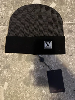 Monogram mössa - Helt ny