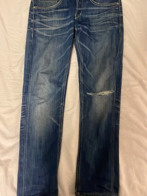 Dundup jeans - Dondup jeans i modellen George (slimfit). Snygga slitningar och storlek 31. Nypris: ca 2800kr