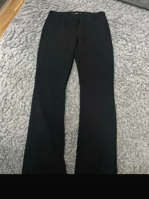 Svarta kostymbyxor Lågmidjade  - För folk som är 173 cm har samma i storlek 36 , skicka gärna pris förslag 