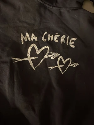 Ma cherie hoodie - Jätte bra skick förutom silverpluppen !