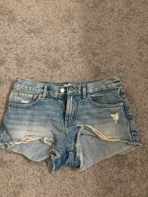 Low waist jeansshorts - Otroligt snygga jeans shorts som är low waist. Bra skick 🫶🏼