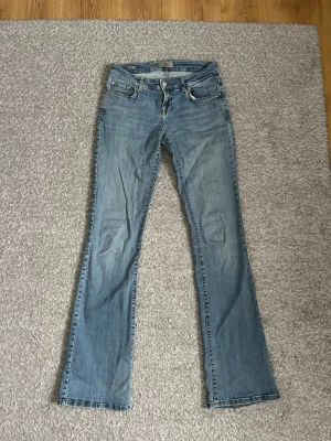 Bootcut jeans från LTB ljusblå - Säljer ett par ljusblå bootcut jeans från LTB med klassisk femficksmodell och låg midja. Jeansen har några slitningar, kan skicka bättre bild på dem vid intresse. Perfekta till sneakers eller boots för en cool look.