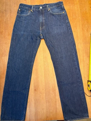 Levi's 555 blåa straight-fit jeans - Levi’s i 555 model, blåa jeans med klassisk straight passform.