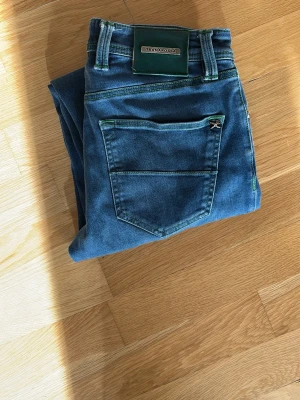 Tramarossa jeans - Hejjj och välkomna till Liljestrands nu säljer vi ett par tramarossa jeans i bra skick endast en defekt och de ser du på bild 3 en bokstav har lossnat annars dunder skick kom med frågor ny pris 3000kr vårt pris endast 500kr MVH LILJESTRAND