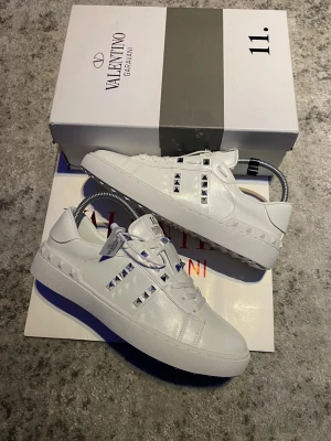 Valentino Rockstud skor - Ett par riktigt schyssta Rockstuds, vita med silvriga spikar och i storlek 42 EU. Skorna är i mycket fint skick och låda med mera medföljer självklart i köpet👍. Hör gärna av er vid frågor om vad som helst så löser vi något.