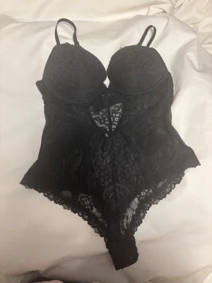 H&M spets body  - Super snygg. 