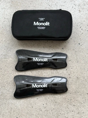 Monolit benskydd 19 carbon -  Monolit benskydd i kolfiber storlek 19 cm och vikt på bara 38 gram.  Monolit är världens lättaste benskydd. Stötabsorberande och allergivänliga där bara ramen ligger mot benet och det därför blir ventilation.