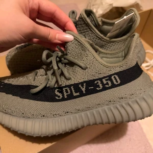 Yeezy Boost 350 V2 grå sneakers - Säljer ett par Yeezy Boost 350 V2 i grå färg med svart SPLY-350-text på sidan. Äkta – köpta direkt från Adidas officiella webbshop, kvitto finns. Originalkartong ingår. Perfekt skick!