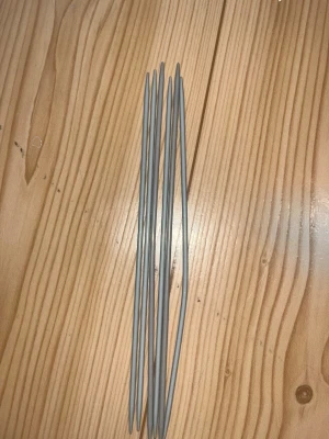 Sukkapuikot 20cm/3mm - Metalliset sukkapuikot. 6kpl, joista yksi hieman vääntynyt. Koko 20cm/3mm. Eläintalous MMM Katsothan myös muut ilmoitukseni Tarjoa 