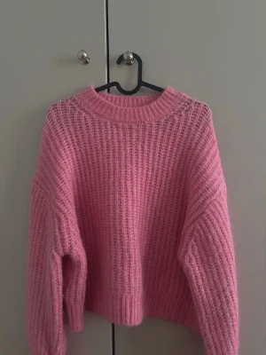 Rosa stickad tröja från Zara -  Rosa stickad tröja från Zara, lite kortare modell men väldigt fin och varm, använd några gånger🩷