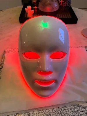 LED-ljus terapi mask - .LED-mask för hudvård. Använder olika ljusfrekvenser för att behandla olika hudproblem. Sladd medföljer.