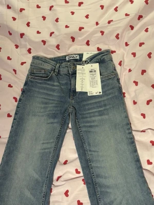 Blå flared jeans från ONLY - Säljer ett par blå flared jeans från ONLY i modellen Tiger wide flared low waist. Storlek 27/32🥰 säljer då de var för stora för mig. Köpte den för 600 och de säljs inte längre😍 aldrig använda 