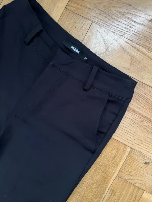 Svarta kostymbyxor från Bik Bok - Snygga svarta kostymbyxor från Bik Bok i bra skick. Modell: Vilma flared kostymbyxa. Ordinarie pris: 499kr