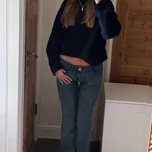 Blå lågmidjade bootcut jeans från Nelly - Supersnygga lågmidjade jeans från Nelly med dubbla knappar i midjan som är slutsålda i färgen mellanblå! använda fåtal gånger🫶