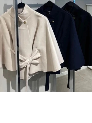 Missäy poncho Beige  - Säljer denna superfina ( Beiga ) ponchon från Missäy. Säljer den då den inte längre kommer till andvändning. Hör av er vid fler frågor om jackan.❣️