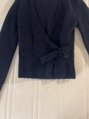 Blå knyttröja - Blå knyttröja från Gina tricot. I storlek 146/152.