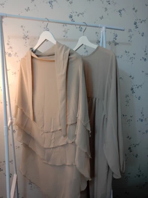 Abaya med khimar  -  Vacker khimar- abaya i ett elegant och fint material, finns i flera olika nyanser.