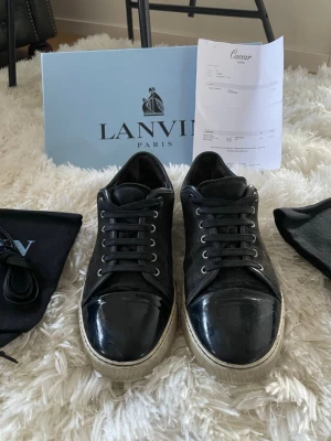 Lanvin Captoe DBB1 - Ett par riktigt feta lanvins som kommer med allt äkta (låda,kvitto,dustbags). Skorna har lite defekt på insidan i hälen men annars bra skick.