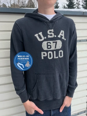 Ralph Lauren hoodie - Tja! Säljer nu denna sjukt snygga Ralph lauren hoodie. Skick 8/10 riktigt bra men har små tecken på användning som gör den snyggare. Modellen är 185 och väger 71kg men passar allt mellan 180-190. Hör av er vid funderingar!