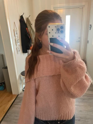 Ljusrosa off shoulder stickad tröja - Mysig ljusrosa stickad tröja med bred off shoulder-krage och ballongärmar. Bra kvalitet och säljer för att den inte kommer till användning!💝