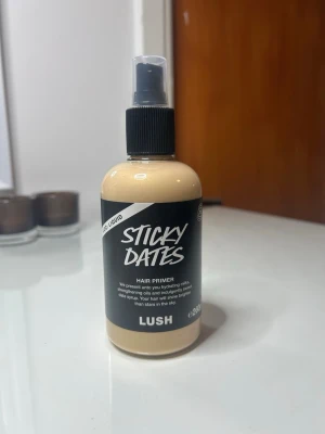 Sticky Dates hair primer - Sticky dates hair primer 260g ifrån lush, endast testsprayad.