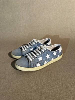 Yves Saint Laurent Limited Edition - Storlek: 41 EU = 7/7,5 UK | Färg: Ljusblå | Skick: Okej (smuts förekommer, sko sulan har lossnat lite vid området bak av skon) | Material: Denim | Tillbehör: Inget | Pris: 1999kr | Dm för frågor.