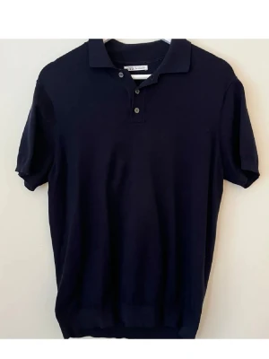 Mörkblå Piké - ZARA - En mörkblå piké från ZARA | Storlek: M | nypris: ca 500 :- | mitt pris: 120:- | Bra skick | Perfekt till sommaren | Funderingar? Skriv! 