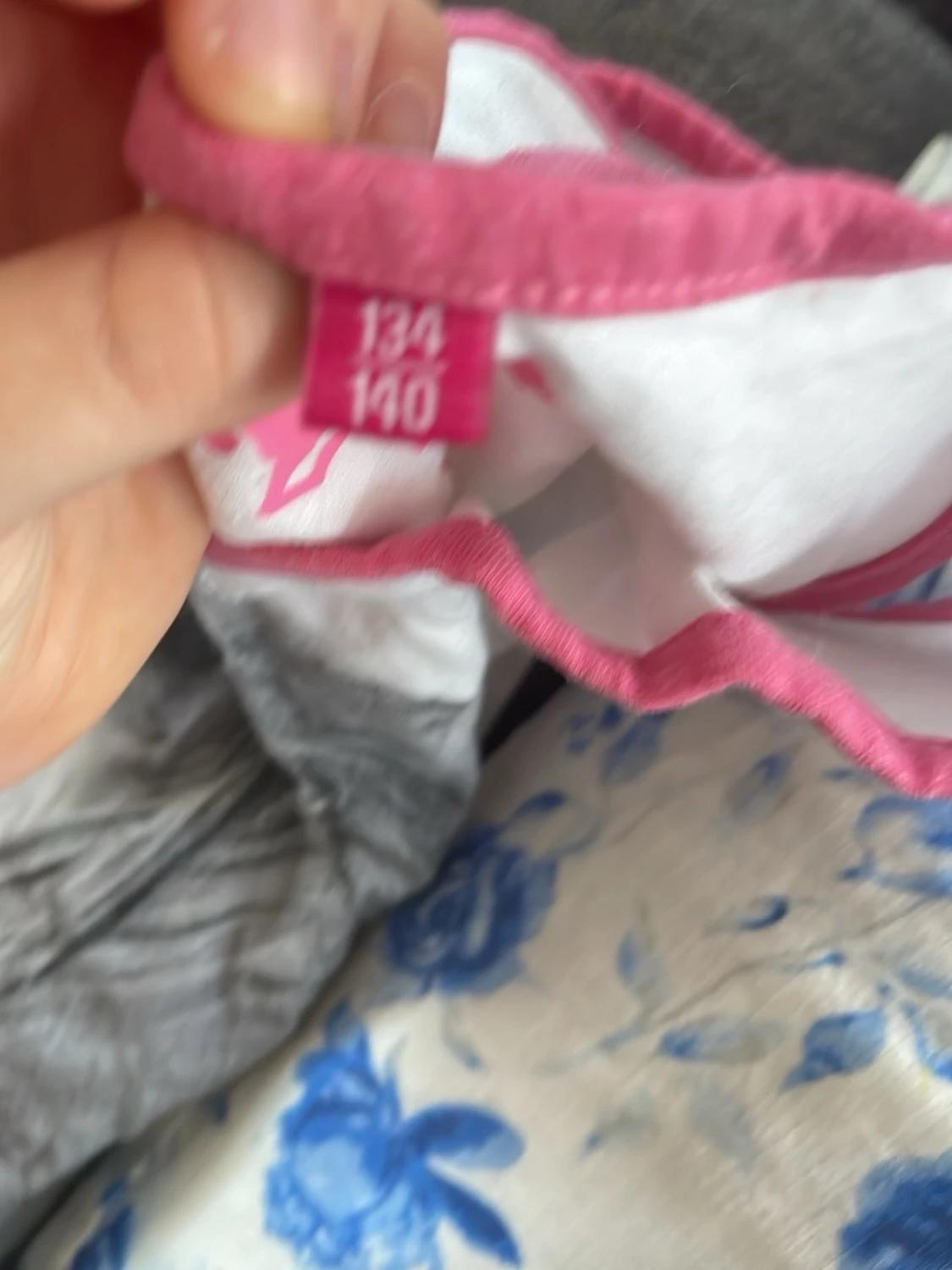 Vit linnetopp med hästmotiv och rosa kant - 1