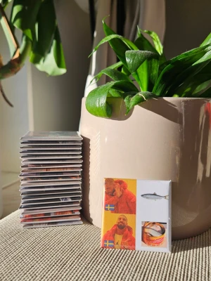 Kylskåpsmagnet med rolig surströmming tema - Available in size 50x50mm. All magnets are designed and handmade by me.  Materials used are a mix of new and second hand. Shopify: magnet-man-2.myshopify.com Insta: magnet.man_  /Magnet man