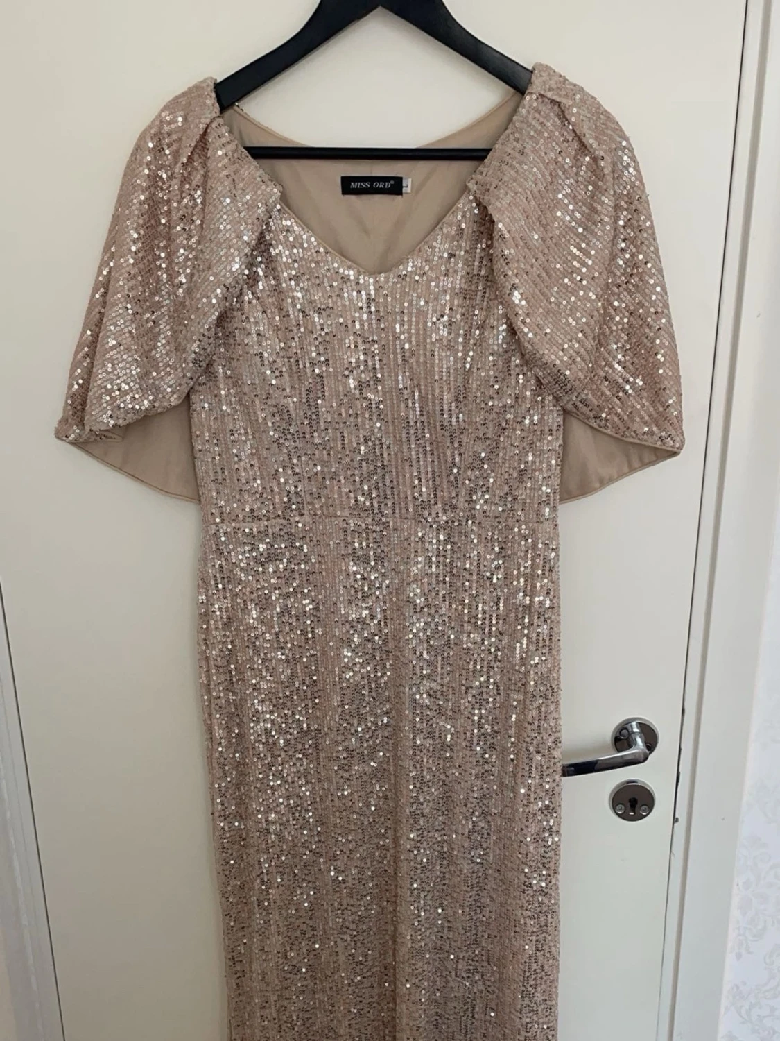 Glittrig champagnefärgad långklänning - 1