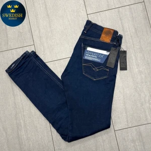 Replay Anbass - Säljer nu dessa nya Replay Anbass Hyperflex🙌 ~ Stl 29/32 ~ Skick 10/10 ~ Nypris 1999kr - vårat pris 399kr🤩 ~ Modellen är 180cm och väger 65kg🙌 ~ Hör gärna av er vid minsta fundering eller önskan av fler bilder!💯🤝💭 OBS: det finns en vit fläck på högerben.