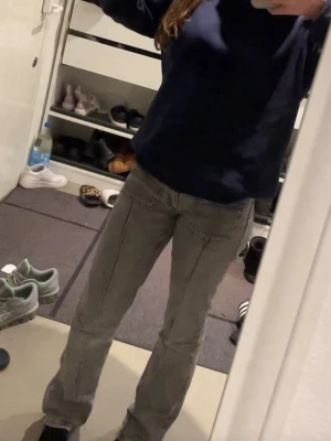 Grå raka jeans med fickor framtill - Säljer ett par grå raka jeans med fickor framtill, säljer dessa jeans eftersom att de inte kommer till användning mer