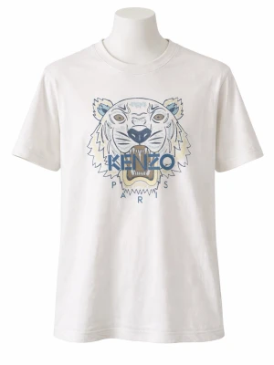 Vit Kenzo t-shirt med tigertryck - Säljer en vit t-shirt från Kenzo med det ikoniska tigertrycket i blått och beige på bröstet. T-shirten har rund halsringning och korta ärmar. Perfekt för dig som vill ha en statement-piece i garderoben. #vinted #vintedsverige #märkeskläder #brandclothes #designer #menswear #herrkläder #original #äkta #secondhand #preloved #hållbartmode #streetwear #fashionformen #outfitformen #klädertillsalu #säljes #fynd #braSkick #snabbaffä