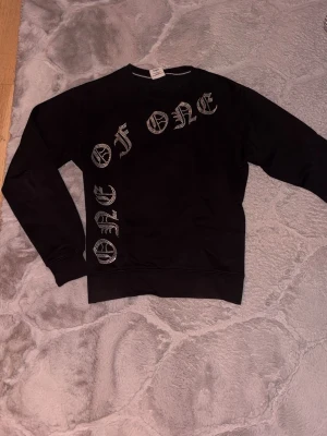 One of One crewneck - Säljer nu en fin One of one tröja, Jätte fint skick, inga pärlor har släppt, tvättad 1 gång!  Skriv för mer bilder osv!