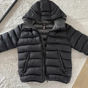 Svart pufferjacka från Colmar - Jackan är andvänd ca 5 gånger, den ser ut som ny skick. Säljer för att den inte riktigt passar i storlek 💞