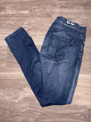 Dondup George Jeans - Hej! Säljer ett par snygga Dondup jeans i modellen george ⭐️🌟 || Skick : Bra men använda|| Storlek : W33 || Personen på bilden är 187cm och väger 76 kg 🤩 Har du några frågor är det bara att höra av sig ⚡️⚡️