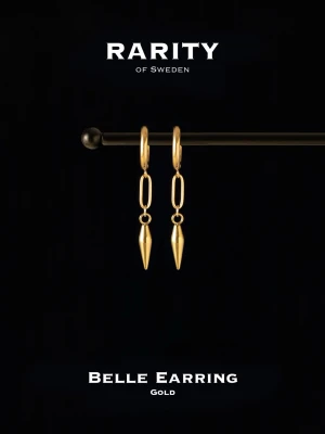 Belle Earring guldörhängen - Snygga guldörhängen från Rarity of Sweden med modern design. Örhängena har en rund ring och ett avlångt, spetsigt hänge som ger en edgy look. Tillverkade i guldfärgat material och perfekta för dig som gillar stilrena accessoarer.